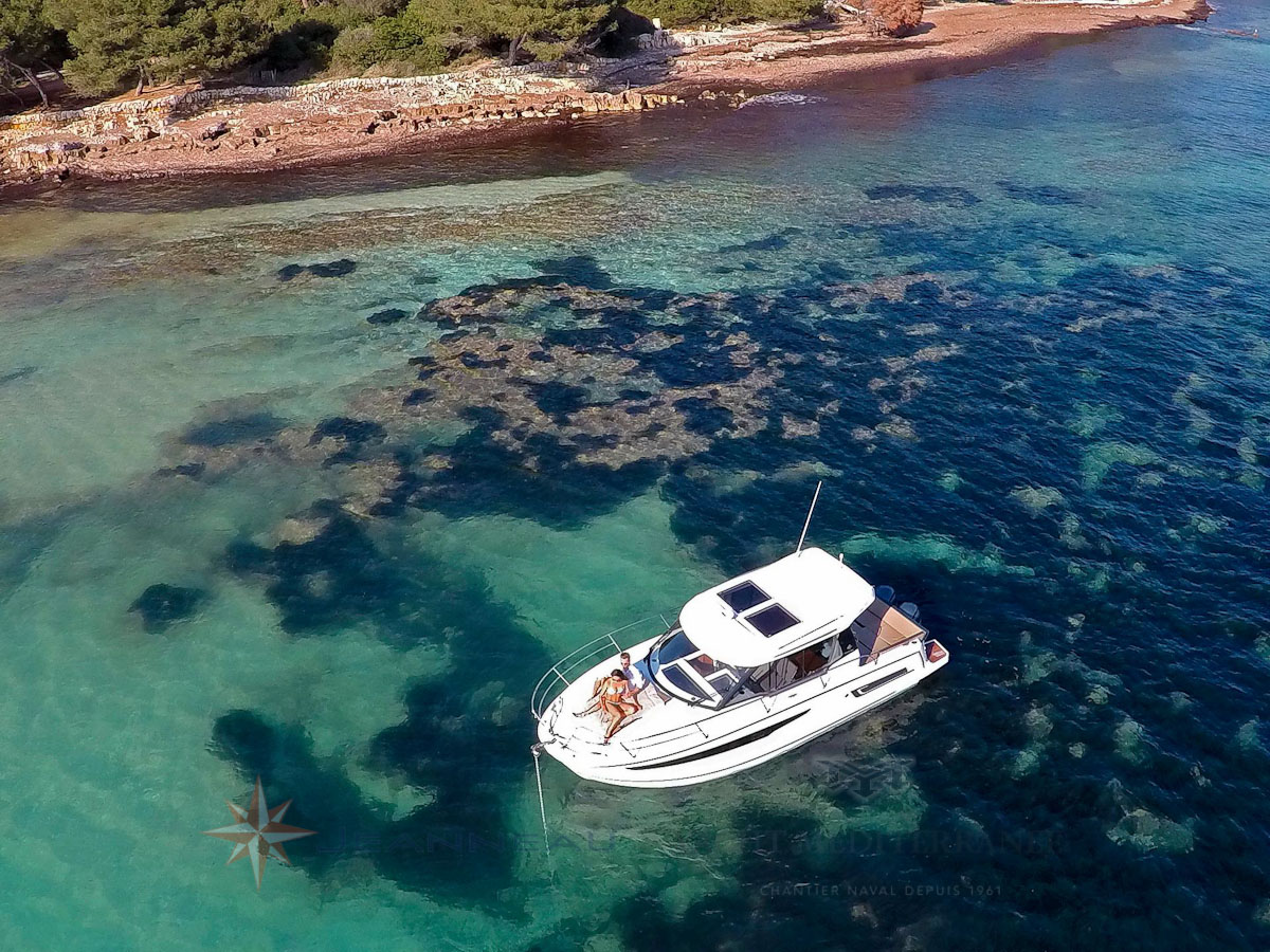 Bateau Hors bord Jeanneau Merry Fisher 895 – Yacht Méditerranée Marseille vente de bateaux neufs et occasions
