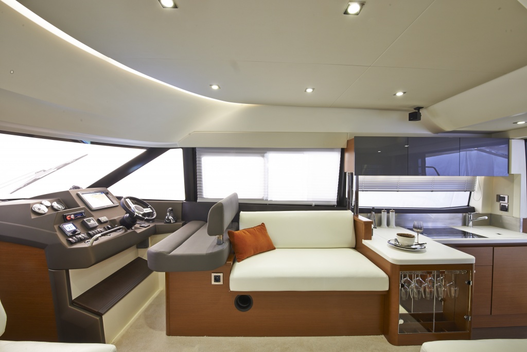 Flybridge Line Prestige 450 Luxury Yachts - Yacht Méditerranée Jeanneau Marseille - Nice -Cannes