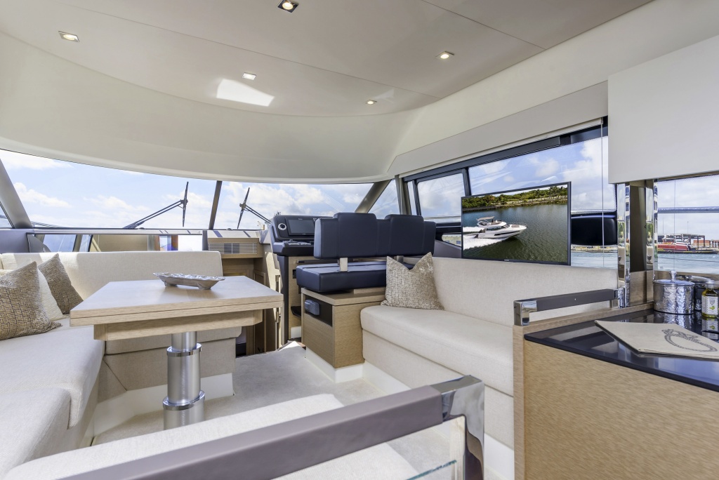 Flybridge Line Prestige 460 Luxury Yachts - Yacht Méditerranée Jeanneau Marseille - Nice -Cannes