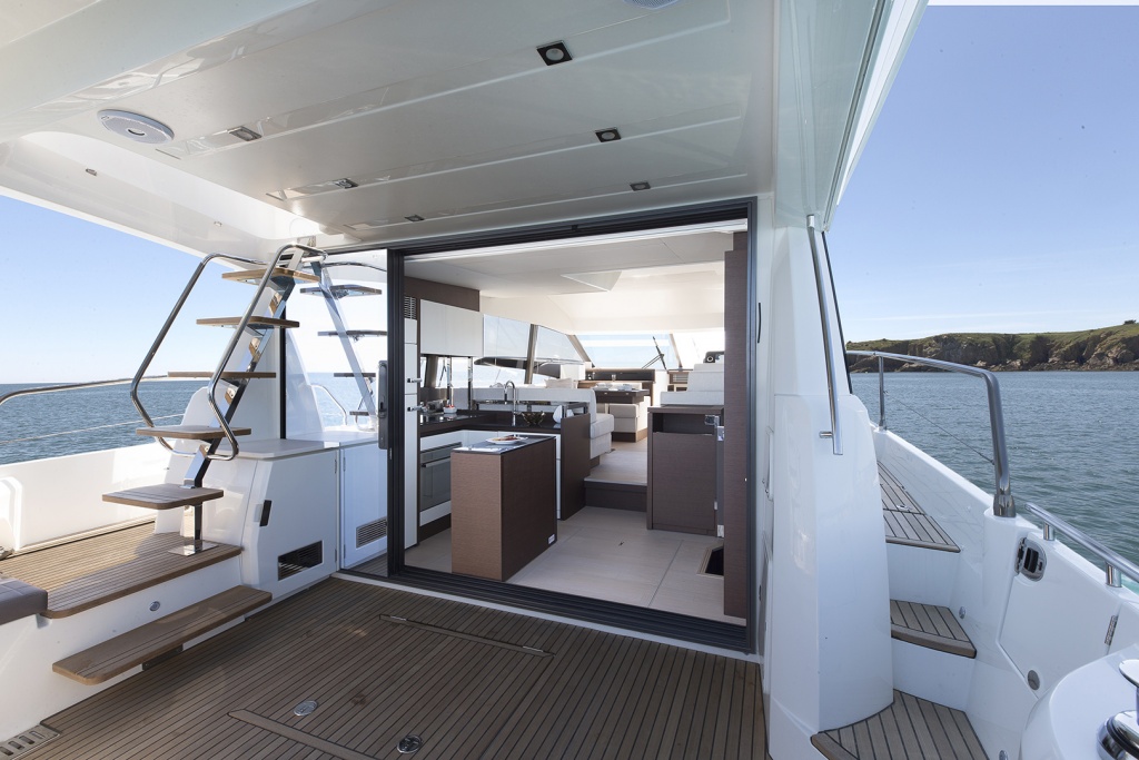 Luxury Yachts Flybridge Line Prestige 520 - Yacht Méditerranée Jeanneau Marseille - Nice -Cannes